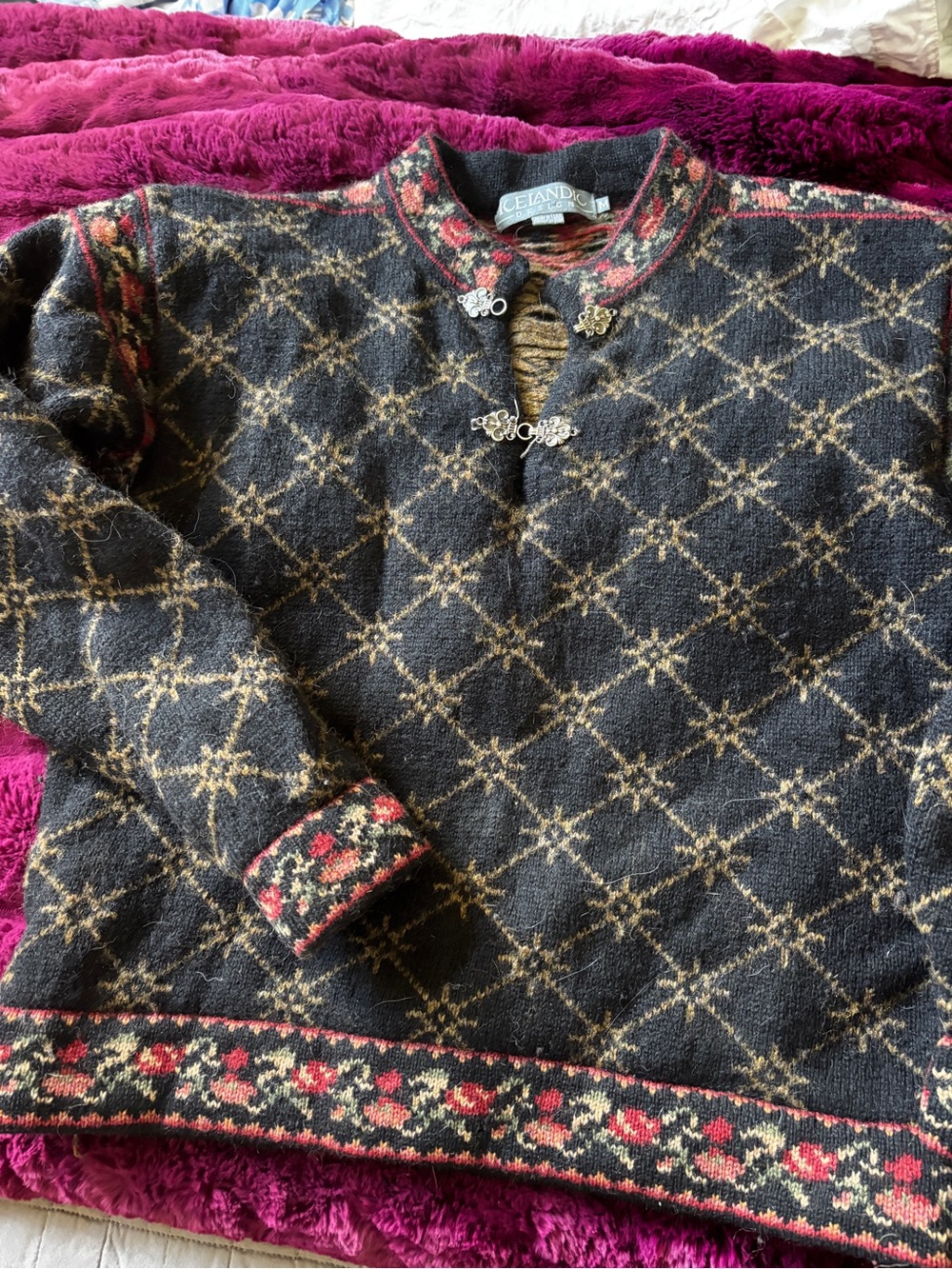 Icelandic design Black and Tan Knit women’s medium 100% wool Sweater